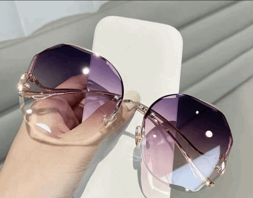 perfect for the fashion-forward woman, these glasses are the statement piece you need to take your look to the next level.