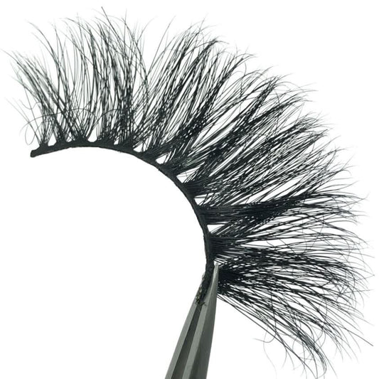 Extra-long 25mm lashes create dramatic volume and length, while the wispy, feathery texture gives a bold, daring look. Get ready for the ultimate lash adventure!