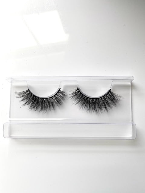 Get the perfect fluttery look, short lashes that blends natural with your own,